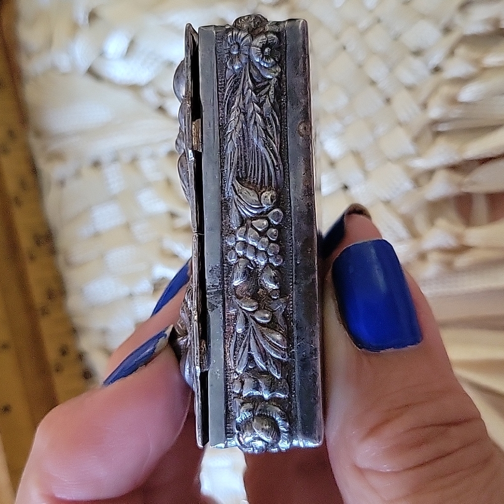 Silver 2 sided pillbox - Picture 11 of 13